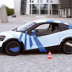 Das E-Mobil Visio.M fährt ferngesteuert auf dem Vorplatz der Fakultät für Maschinenwesen der TU München.
