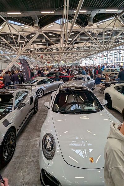 Ohne Hallenplan ist man bei der Auto e Moto d'Epocha sozusagen aufgeschmissen, denn man verliert ganz einfach den Überblick. Zur besseren Orientierung hat der Veranstalter seine Messe in vier farblich abgesetzte Themenblöcke aufgeteilt. (Bild: Dominsky )