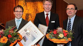 Achim Runneck, Rehau (links), und Andreas Koch, Bluhm Systeme (Mitte), erhalten von Prof. Dr. Ing. Karl-Heinz Wehking, Institut für Fördertechnik und Logistik an der Universität Stuttgart, den RFID-Mittelstandsaward 2010. Bild: Kraufmann (Archiv: Vogel Business Media)