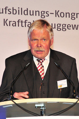 Georg Petersen begrüßte als Vorsitzender des ZDK-Berufsbildungsausschusses die Gäste. (Foto: Schmidt)