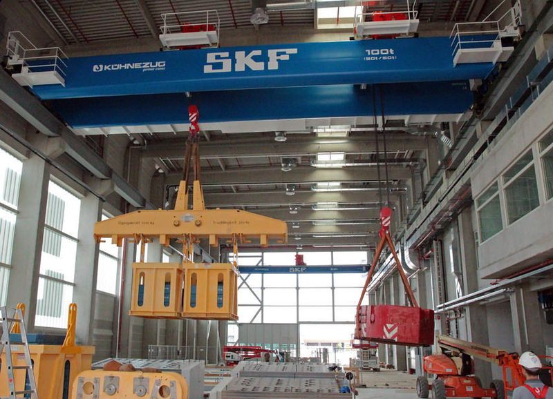 ...wie der Stresstest des frisch installierten Hauptkrans mit sogar 140 t Prüflast bewiesen hat. (SKF)