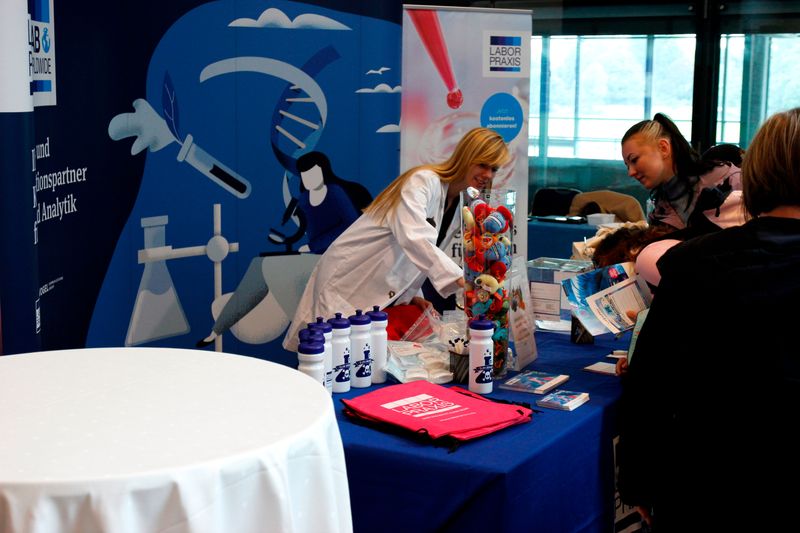 Wer sich für den LABORPRAXIS-Newsletter anmeldet, bekommt als Dankeschön eine Riesenmirkobe. Hostess Brigitte Walter hilft bei der Auswahl.   Mehr Infos zu den kommenden LAB-SUPPLY-Messen finden Sie auf www.lab-supply.info.  (LABORPRAXIS, C. Lüttmann)