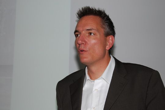 »kfz-betrieb«-Chefredakteur Wolfgang Michel freut sich hochkarätige Experten im Vogel Convention Center in Würzburg begrüßen zu können. (Archiv: Vogel Business Media)