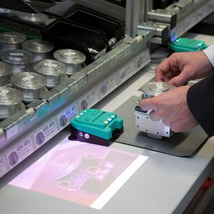 In einer digitalisierten Produktion können Mitarbeiter an ihrem Arbeitsplatz
über Video beispielsweise Instruktionen zum Zusammenbau von Bauteilen
erhalten.