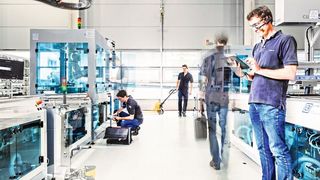 Cyber-physische Systeme und die intelligente Vernetzung der Fertigungsanlagen und Logistiksysteme bilden die Grundlage der Smart Factory, die sich im Idealfall ohne menschliches Eingreifen autonom organisiert. Das beunruhigt zwar viele, hat aber eher seine Vorteile, sagen die Experten. (Bild: Universität Stuttgart IFF / Fraunohfer IPA / R. Bez)