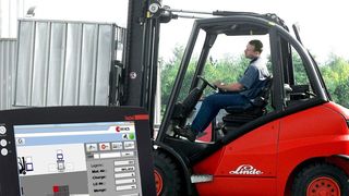 Staplerflotten werden mit den Systemlösungen der ICS Group proaktiv gesteuert. Der Fahrer arbeitet auf interaktiven, grafischen Oberflächen, die ihn logisch und einfach durch den Prozess führen. (Bild: ICS Group)