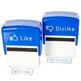 Für Social-Media-Fans gibt es jetzt den Like- und sogar den Dislike-Button nun auch fürs Paper! Bei www.coolgift.com kosten die Stempel 9,95 Englische Pfund. (Cool Gift)