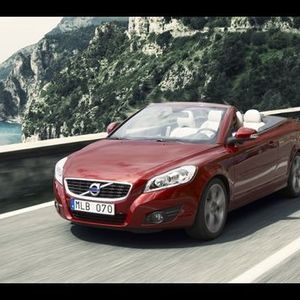 Die neue Frontpartie des C70 zeigt, in welche Richtung sich das Volvo-Design in Zukunft entwickeln wird.