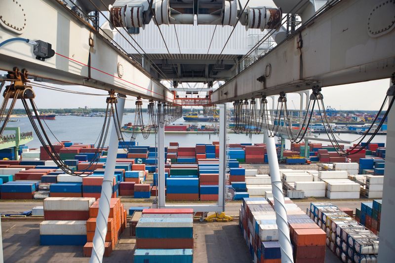 In modern crane systems, laser distance sensors continuously measure the position of the main girder and the movement of the trolley. The position data is transmitted digitally to the control system via IO-Link, where it is evaluated. (Source: Micro-Epsilon Messtechnik GmbH & Co. KG)