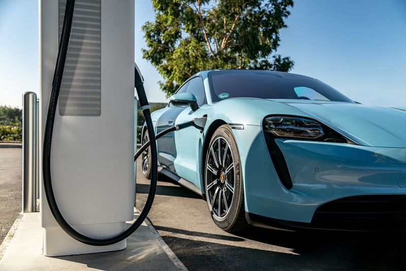 Wenn die Ladestation genügend Leistung hat, ist der Taycan in Aufnahme und Ladeverhalten allen Mitbewerbern derzeit überlegen – auch Tesla. (Porsche)