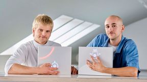 Leonard Neuberger und Linus Rüllmann von der Weißensee Kunsthochschule Berlin haben mit ihrem Any-Projekt den nationalen James Dyson Award 2026 erhalten. (Bild: Dyson)