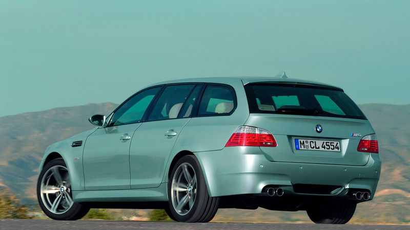 Zugleich war der M5 Touring E61 – anders als beim Vorgängermodell gab es bei diesem wieder einen Kombi – bis zur Einführung des M5 Touring (G99) im August 2024 das letztgebaute M5-Touringmodell und ist eines der am wenigsten gebauten BMW-Serienmodelle. Er war der bis dato schnellste Serienkombi der Welt. (Bild: BMW)