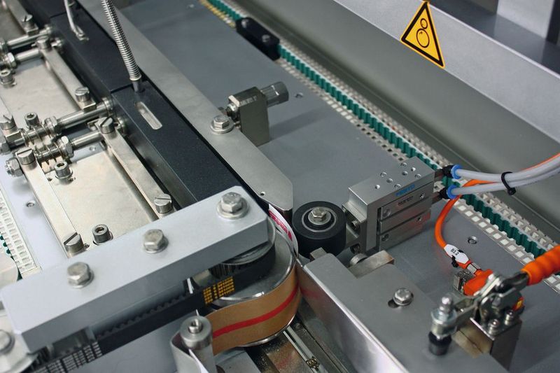 Ein wichtiger Prozessschritt bei der vollautomatisierten Verarbeitung der Sackverschlussstreifen ist ihr passgenauer Zuschnitt auf die Breite des Sacks. (Bild: Schümann)