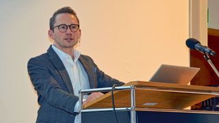 Benedikt Maier, Professor am Institut für Automobilwirtschaft, führte den Delegierten des Verbandstags des Kfz-Gewerbes Bayern die Dimensionen des derzeitigen Branchenwandels vor Augen. (Bild: Kraftfahrzeuggewerbe Bayern)