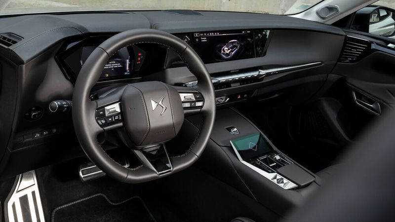 Zwei optisch ineinander übergehende Bildschirme im Armaturenbrett werden durch einen kleinen Monitor ergänzt, auf dem per Wischbewegung mit den Fingerspitzen das Infotainment-Paket und mehr gesteuert werden kann. (Bild:DS)