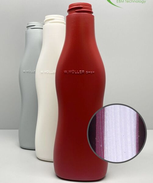 Kategorie Nachhaltigkeit: Die ReCo3-Flaschen aus Rezyklat von W. Müller werden im 3-Schicht-Coextrusionsverfahren hergestellt, mit einer Mittelschicht aus PCR und jeweils einer dünnen Innen- und Außenschicht aus Neuware. Ihr Einsatz ist damit auch in kosmetischen Verpackungen für Rinse-off- (z. B. Duschgel) und  Leave-on-Produkte (z. B. Körpercremes) möglich. (DVI/W. Müller GmbH)