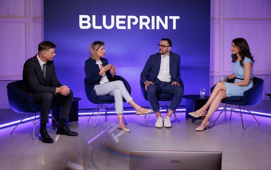 Beim CADFEM Blueprint Talk diskutierten (v.l.n.r.) Christoph Spranger (Vites), Dr. Yvonne Weitsch (Rohde & Schwarz) und Dr. Matteo Berioli (Augusta Space) unter der Moderation von Sarah Yvonne Elsser über die Rolle von Simulation für Europas Verteidigung.(Bild:  CADFEM Germany GmbH/Nadine Wilhelm Fotografie)