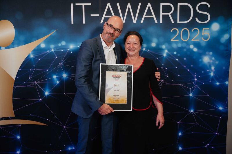 Thorsten Henning und Jana Ullrich von Fortinet freuen sich sehr über den Gold-Award in der Kategorie „SASE / SSE“. (Bild: Manuel Emme Fotografie)