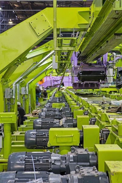 Mit dem neuen Kühlbett im Walzwerk Siegen erreichen die Deutschen Edelstahlwerke, Tochter der Schweizer Schmolz+Bickenbach AG, eine bessere Geradheit am Stabstahl, die den Aufwand in der Adjustage vor dem Umformen reduziert. (Bild: Deutsche Edelstahlwerke/Hendrik Grzebatzki)