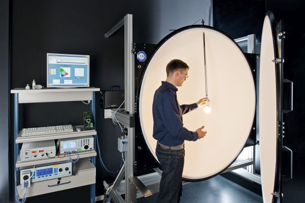 Lichtmesstechnik: Die Energieeffizienz spielt eine zentrale Rolle, wenn eine künstliche Lichtquelle beurteilt werden soll. Mit der Ulbrichtkugel lässt sich die Leistung oder der Gesamt-Lichtstrom von Lichtquellen vermessen, ohne dass durch deren Richtcharakteristik die Messungen beeinflusst werden. (Bild: TÜV SÜD)