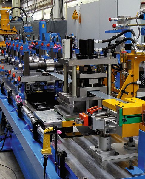 Die Stanzeinheit (Bildmitte) ist so eine multifunktionale Fertigungsstation, die sich problemlos versetzen lässt. (Bild: Kuhn)