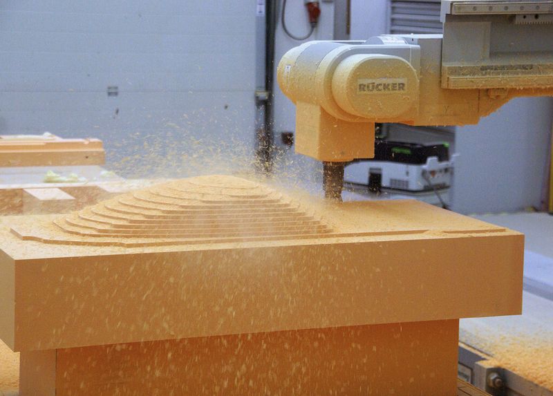 Die Form des Fahrzeugmodells wird in mehreren Fräsgängen immer weiter verfeinert. (Bilder: Steinbichler)