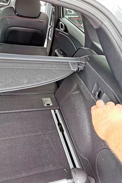 Die Rückbank klappt von selbst nach vorn, wenn der Fahrer an der Fernentriegelung zieht. (Holz/»kfz-betrieb«)