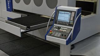 Bild 1: Weil alle bewegten Elemente aus Kohlefaser sind, zeichnet sich die Laserschneidanlage durch eine hohe Dynamik aus.  Bild: Stiefelmeyer (Archiv: Vogel Business Media)