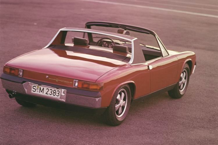 Hingegen produzierte Porsche den 914/6 mit dem 110 PS starken 2,0-Liter-Sechszylinder des Porsche 911 T in lediglich 3.353 Einheiten. Erkennbar sind diese Modelle auf den ersten Blick an den Fünf-Loch-Felgen im Porschelochkreis. (Porsche)