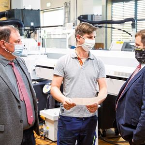 Eine intensive Zusammenarbeit seit über zwei Jahren: Miethke-Technologie-​Experte Willi Engel (Mitte) im Gespräch mit dem Horn-Anwendungstechniker Enrico Koitek (links) und dem technischen Vertriebsmitarbeiter Christian Gries (rechts).