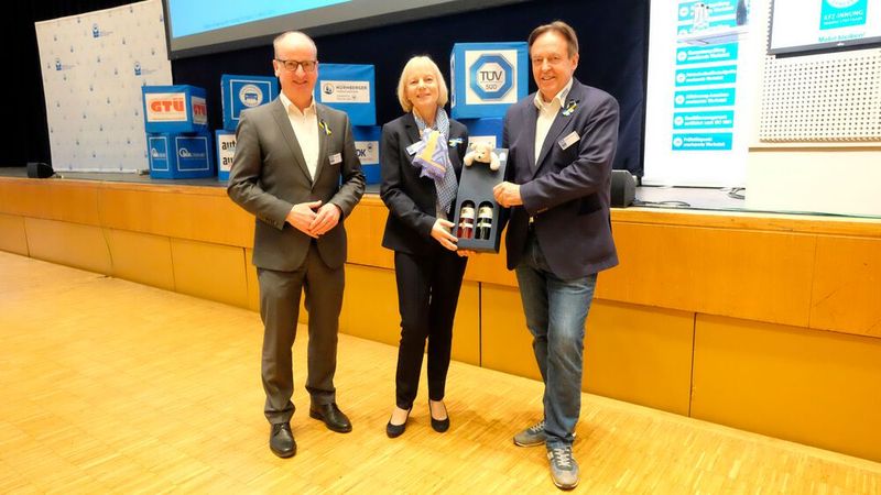 Dank an ZDK-Geschäftsführerin Antje Woltermann von Christian Reher, Geschäftsführer der Innung Region  Stuttgart (links) und von Obermeister Torsten Treiber. (Bild: »kfz-betrieb«/Holger Zietz)