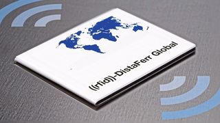 Das innovative „((rfid))-DistaFerr“-Global-Label mit Dualbandantenne ermöglicht das Auslesen in den Frequenzbändern ETSI und FCC gleichermaßen und ist damit weltweit einsetzbar. (Schreiner Group)