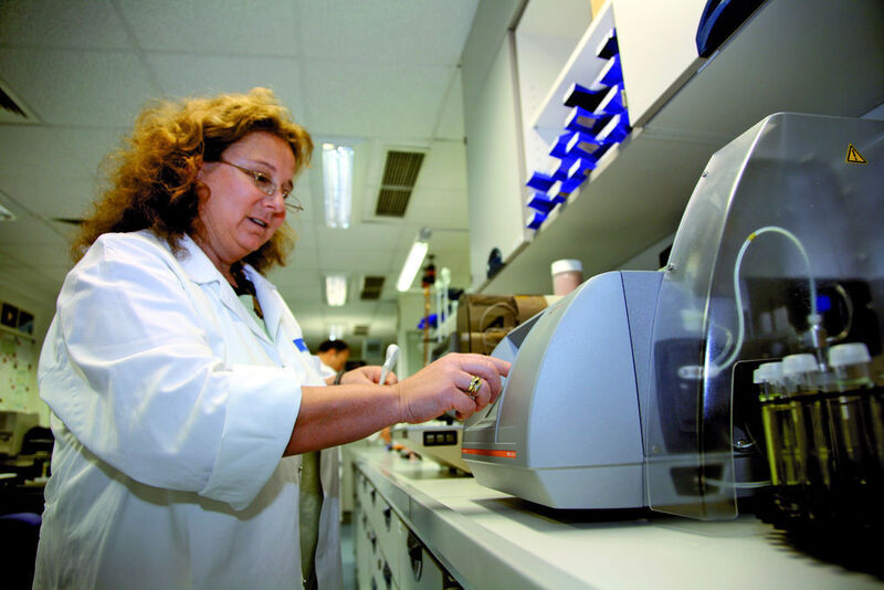 Abb. 3: Laborleiterin Karin Hohl bei der Dichtemessung im IPK-Labor.  (Bild: Fresenius Kabi Austria)