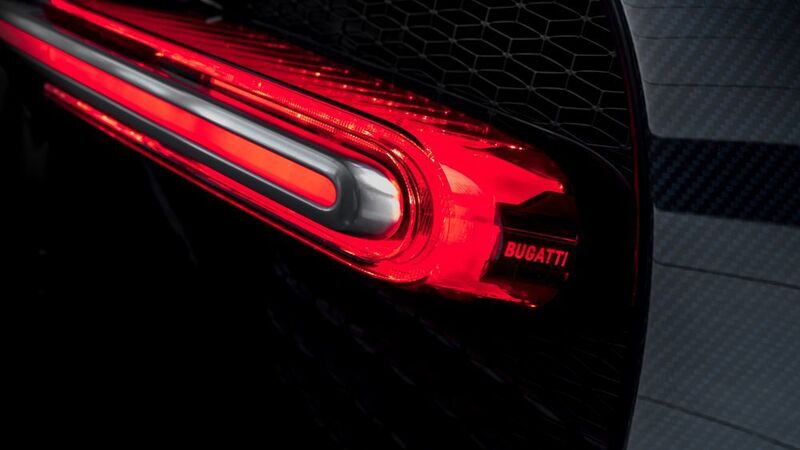 Ein wenige Millimeter hohes, 1,60 Meter breites Lichtband mit 82 roten LEDs – eingefasst in Aluminium – dient als Schlussleuchte. (Bugatti)