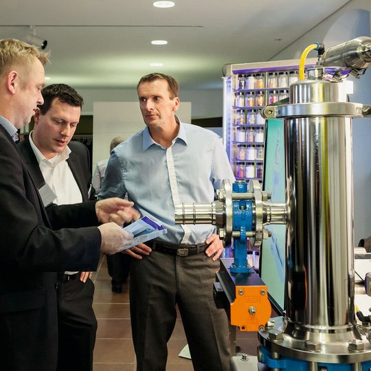 Schüttguttechnik zum Anfassen: Hierfür ist viel Zeit auf der begleitenden Ausstellung.(Bild:  Stefan Bausewein/PROCESS)