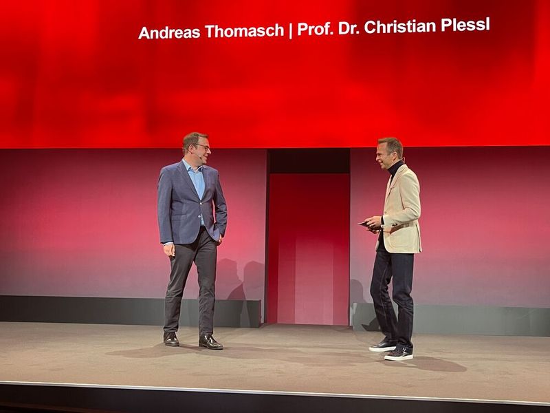 Andreas Thomasch stellt Prof. Dr. Christian Plessl, Universität Paderborn, dem Publikum vor. (Bild: Vogel IT-Medien)