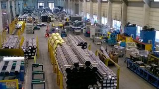 Auf rund 5.000 m² Logistikfläche arbeiten 15 Schäflein Mitarbeiter im 3-Schichtbetrieb parallel zur Produktion des Stahlexperten Vincenz Wiederholt. (Schäflein)