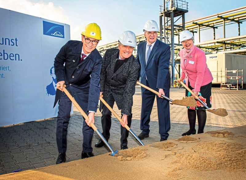 Spatenstich für den neuen Wasserstoff-Verflüssiger bei Linde in Leuna mit (v.l.n.r.): Dr. Christof Günther – Infra Leuna, Jens Waldeck – Linde Gas, Dr. Reiner Haseloff – Ministerpräsident und Dr. Dietlind Hagenau – Bürgermeisterin Leuna (Tilo Weiskopf/ Linde)