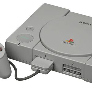 Als Sony 1991 die Playstation vorstellte, hielt die Welt den Atem an: eine Spielekonsole mit CD-Laufwerk und revolutionärer Grafik. Mittlerweile steht die 5. Generation an. Sony veränderte mit der Playstation auch den Vertrieb, Verkauf und die Rezeption von Videospielen.
 