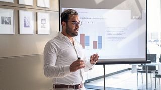 Nessr Abu Rached präsentiert die vorläufigen Studienergebnisse zur Plasma-Behandlung von chronischen Wunden bei einer Pressekonferenz am 12. September 2023. (Bild: © Kim Pottkämper, www.kimoment.de)