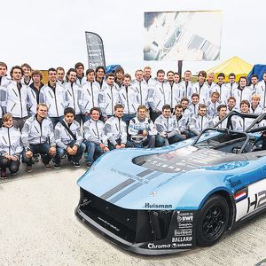 Das Forze-Team mit seinem Brennstoffzellenrennwagen – das Auto ist am Stand von Bürkert zu sehen.