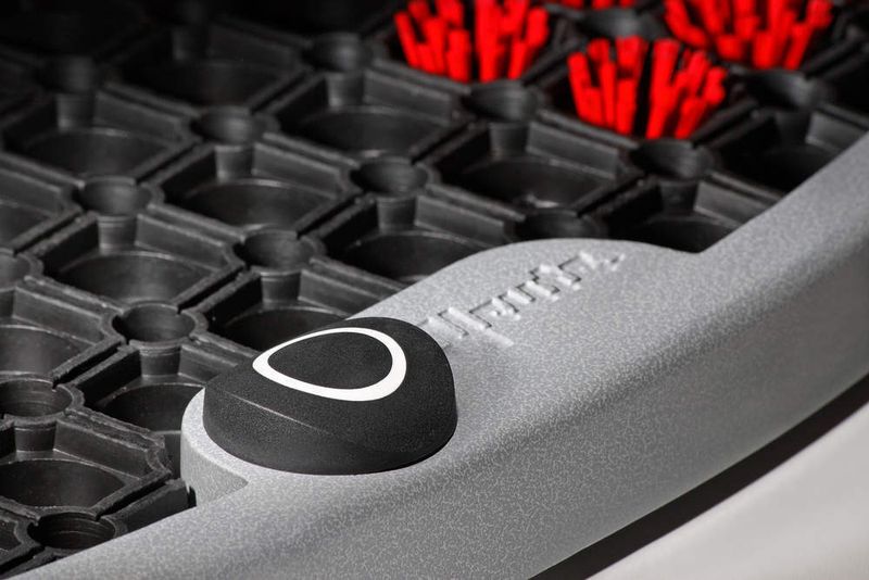 Unter der fest verschraubten Kunstoffkappe  mit weißem Ring steckt der kapazitive Näherungsschalter; sie schützt ihn vor mechanischen Einwirkungen. (Archiv: Vogel Business Media)