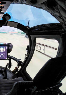Augmented Reality im Cockpit: Sensoren an den Kufen des Hubschraubers erfassen zusätzliche Informationen und projizieren sie auf die Datenbrille des Piloten. (TUM, Viertler)