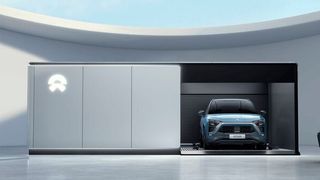 Ist weder ein Schnelllader (links), noch eine Wechselstation (Mitte) in erreichbarer Nähe, schickt Nio eines seiner sogenannten Power Mobile. Das sind mit Akkus bestückte Kleintransporter (rechts). (Nio)