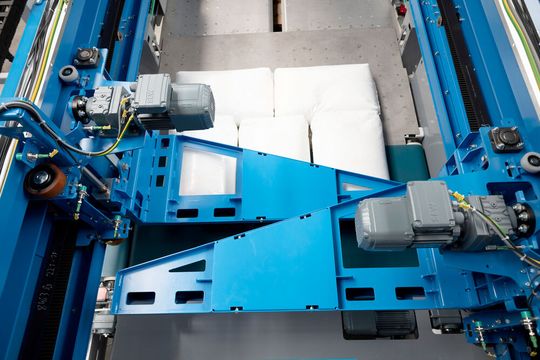 Der neu gestaltete Palettierer Paletpac berücksichtigt die Produkteigenschaften einzelner Packgüter. Auch auf die Wünsche der Kunden hinsichtlich der Packmuster und Palettenmaße wird Rücksicht genommen.(Bild:  Beumer Group)