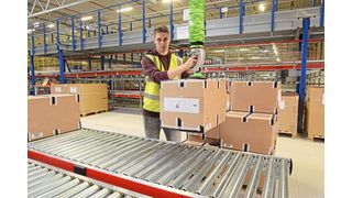 Im neuen Bereich im Logistikzentrum von DHL Solutions in Hamburg unterstützt der „piLIFT SMART“ Mitarbeiter dabei, Kartons aus dem manuellen Lager wieder in das automatisierte Distributionssystem einzuschleusen. So kann DHL auch Forderungen von Replenishment und Consignment Stock der Tom-Tailor-Abnehmer gerecht werden. (Piab)