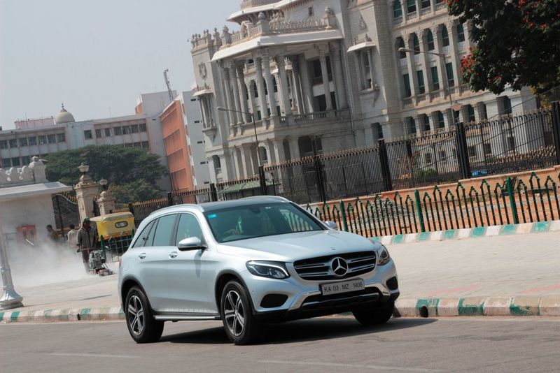 Mit einem Mercedes GLC kommt man sich zwischen all den automobilen Verzichtserklärungen auf den Straßen von Bangalore vor wie bei uns in einem Bentley. (SP-X/Benjamin Bessinger)