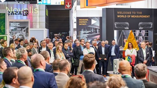 Technik live erleben: Besucher verfolgen eine Live-Demonstration auf der ALUMINIUM 2024 (Bild:  J. Hammes)