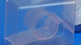 Mini-Waschmittelbehälter aus PVAL (Polyvinylalkohol): Das Material war bisher nur bekannt für sein Erscheinungsbild in Form von Folien, heißt es. Durch die Zusammenarbeit von Wittmann Battenfeld und dem Polnischen Spritzgieß-Experten Buzek Plasic wurde es möglich, dieses Material auch prozesssicher zu spritzgießen. (Wittmann-Battenfeld)