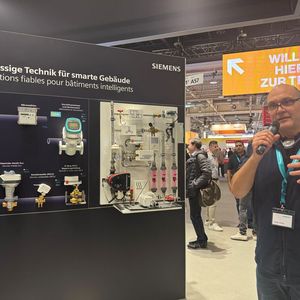 Siemens Schweiz zeigt an der Swissbau 2026 in Basel das umfassende Portfolio seiner Elektro-, Gebäude- und Sicherheitstechnik. (Bild:  Anne Richter, VCG)